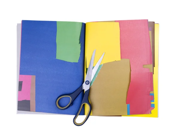 Nůžky na barevný papír na bílém pozadí — Stock fotografie
