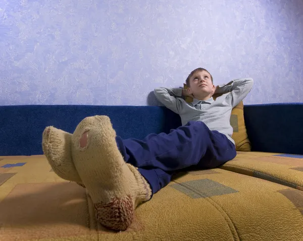 Niño usando calcetines sucios con agujeros —  Fotos de Stock