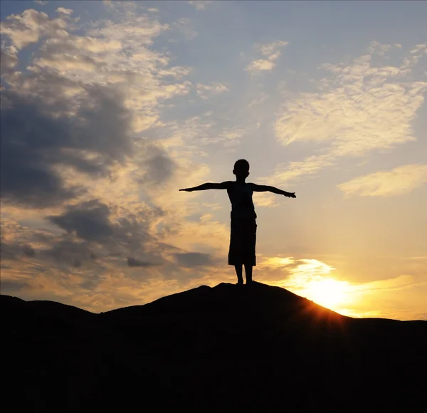Silhouette of young person on mountain — Stock Photo, Image