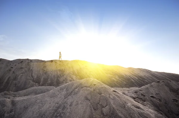 Young man go up in desert in sundown — Stock Photo, Image