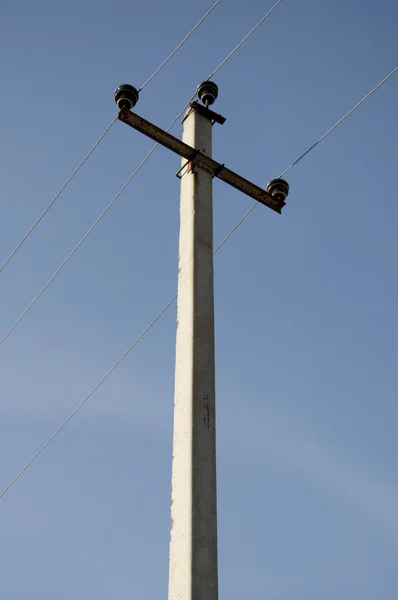 Linhas de energia elétrica em um céu azul — Fotografia de Stock