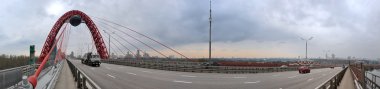 Modern kırmızı Moskova araba köprü panorama