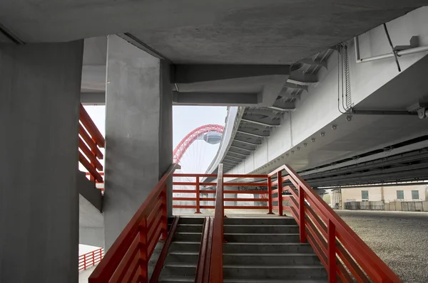 Escalera debajo de puente de carretera de hormigón —  Fotos de Stock