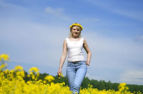 Blond kobieta w żółtym polu wieniec — Zdjęcie stockowe