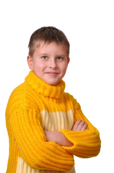 노란 줄무늬 스웨터에서 웃는 소년 — 스톡 사진
