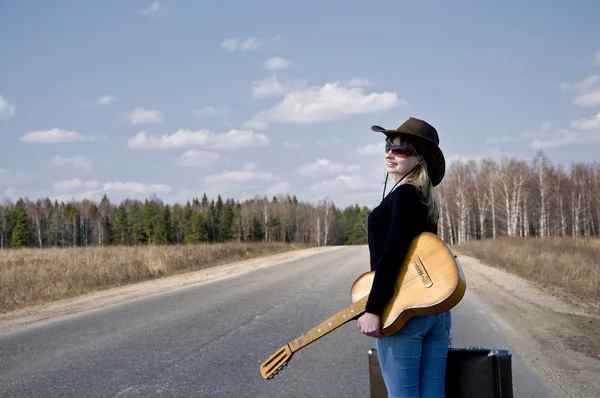 Gitar ile kız yolda gidiyor — Stok fotoğraf