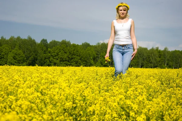 Blond kvinna utomhus i ett gult fält — Stockfoto