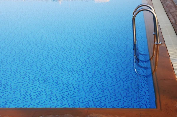 Os degraus em uma piscina — Fotografia de Stock