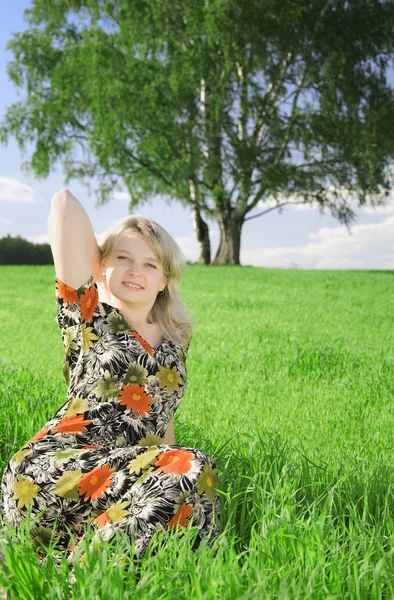 Vacker ung kvinna på fältet — Stockfoto