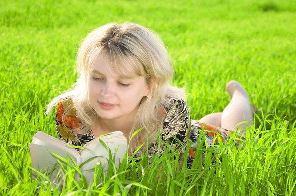 Όμορφη κοπέλα διαβάζοντας ένα βιβλίο εξωτερική — Φωτογραφία Αρχείου