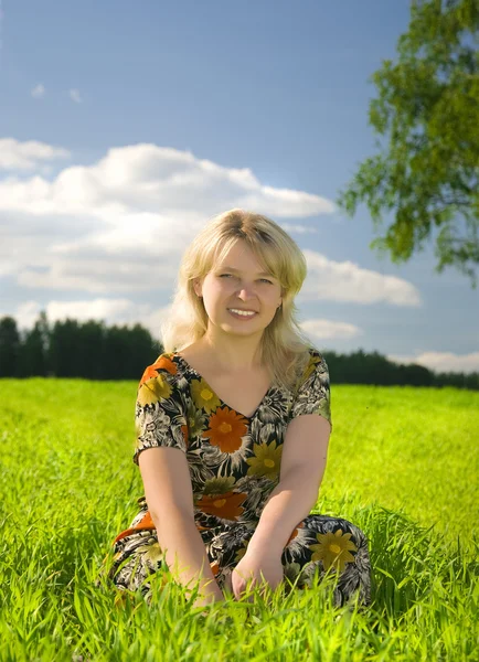 Vackra unga blonda kvinnan i ett fält — Stockfoto