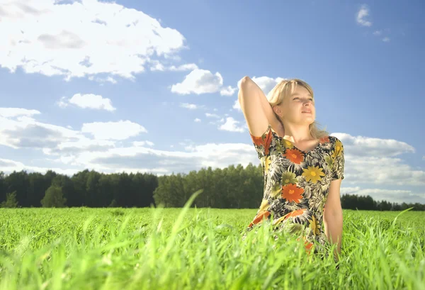 Vacker ung kvinna på fältet i sommartid — Stockfoto