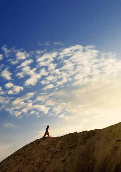 Sundown siluet içinde Kum Çölü'nde genç adam — Stok fotoğraf