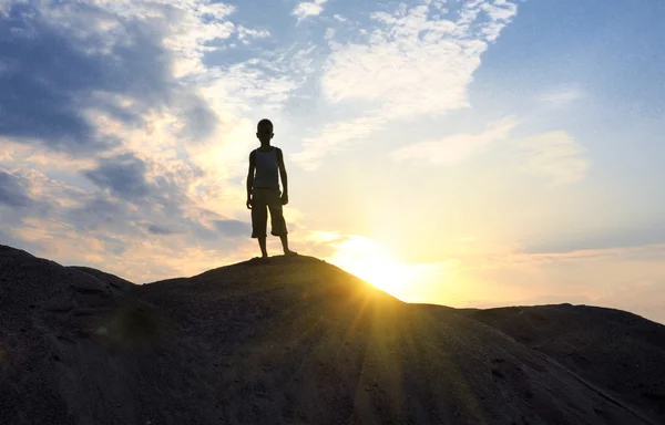 Joven en el desierto de arena en la silueta del atardecer — Foto de Stock