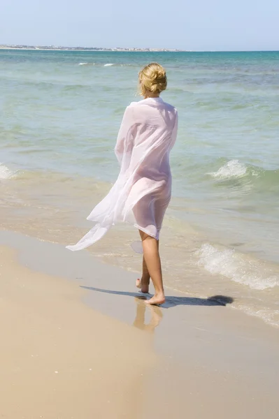 Femme de plage avec un sarong — Photo