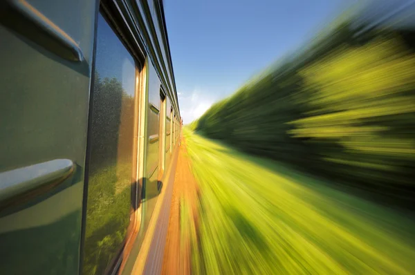 Veloce guida di un treno con movimento sfocato — Foto Stock