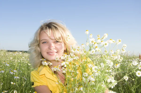 Portrait of young beauty woman with camomile — Stock Photo, Image