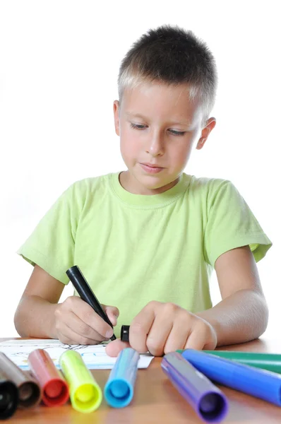 Kind zeichnet Familie auf weißem Papier — Stockfoto