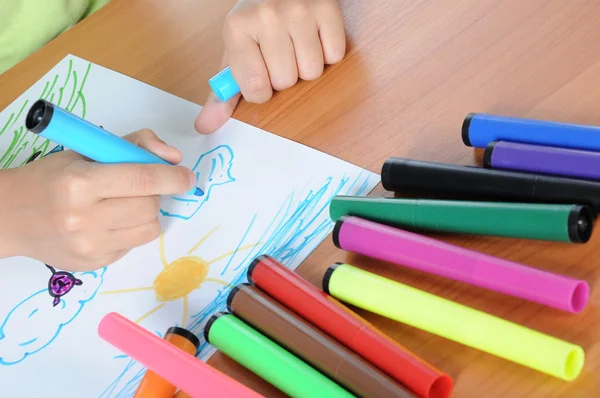 Criança desenha é família em papel branco — Fotografia de Stock