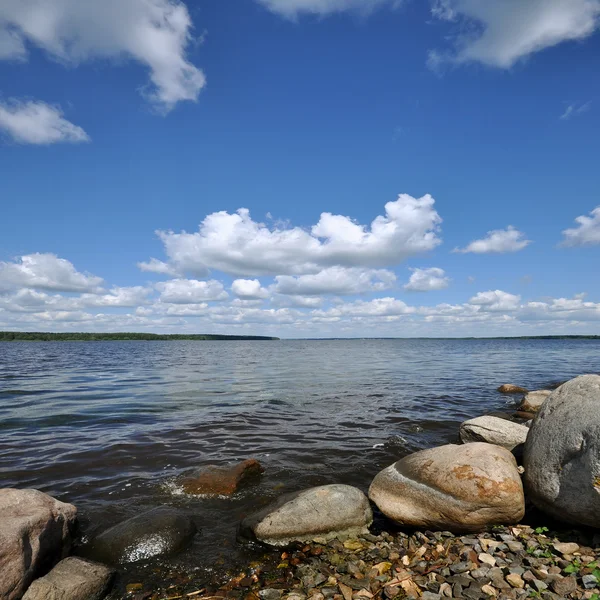 湖の石の海岸 — ストック写真