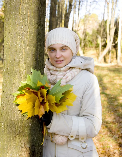 Photo of charming woman with maple — Zdjęcie stockowe