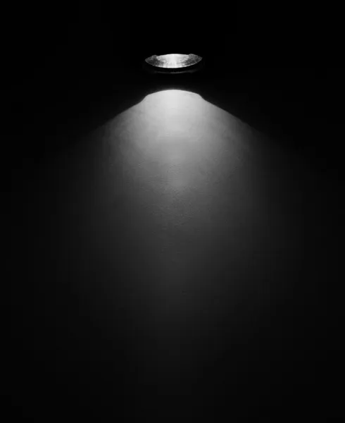 Feixe de luz branco do projetor — Fotografia de Stock