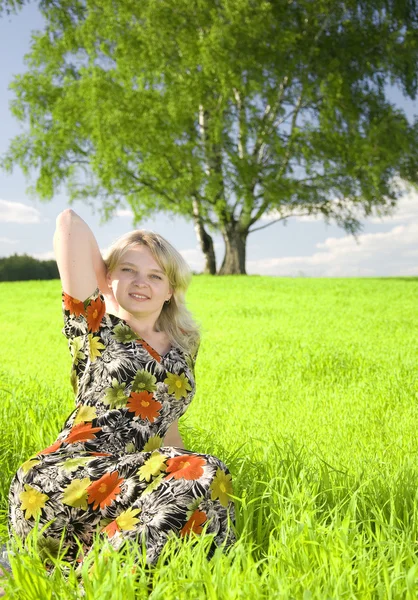 素敵な若い女の子の牧草地でリラックス — ストック写真