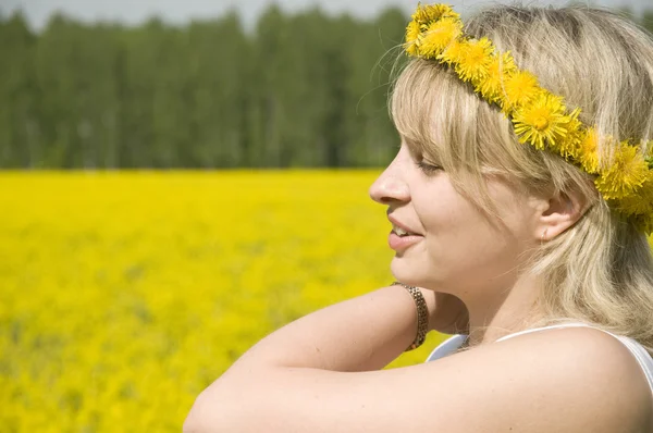Young happy woman in field — Stock Photo, Image