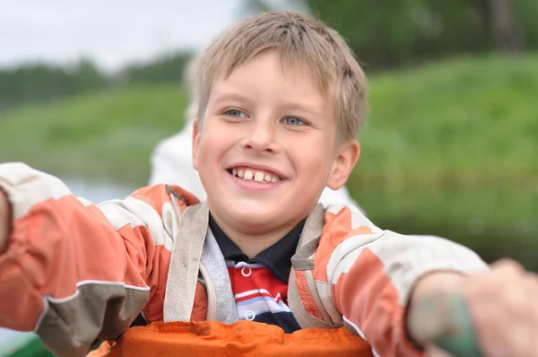 Junger Mann rudert ein Boot — Stockfoto