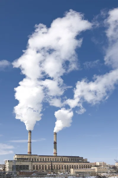 Power plant producing white smoke — Stock Photo, Image