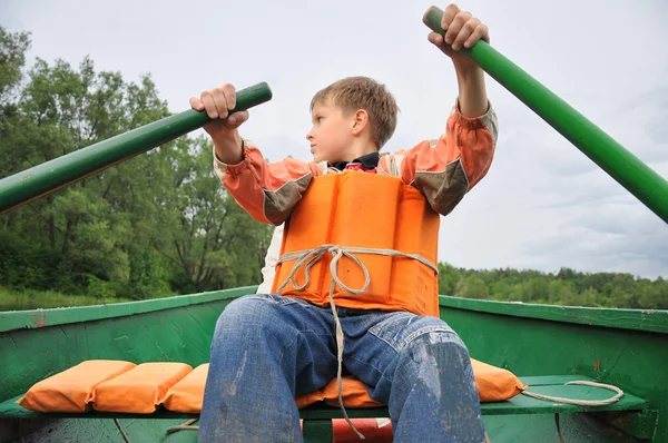 Jovem remando um barco — Fotografia de Stock