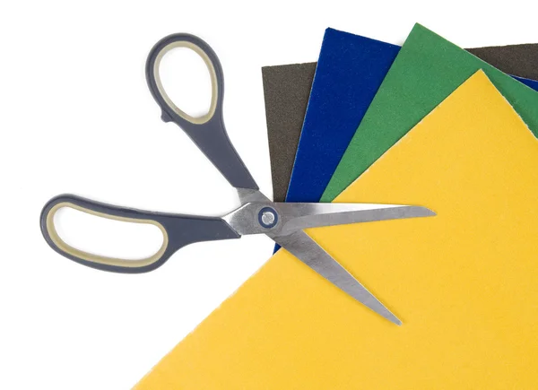 Tesoura sobre papel colorido — Fotografia de Stock