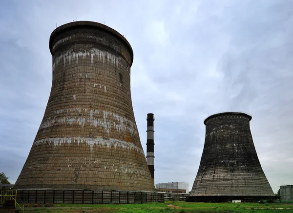 Torri di raffreddamento della centrale elettrica — Foto Stock