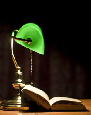 Elektrik yeşil masa lambası ve kitap