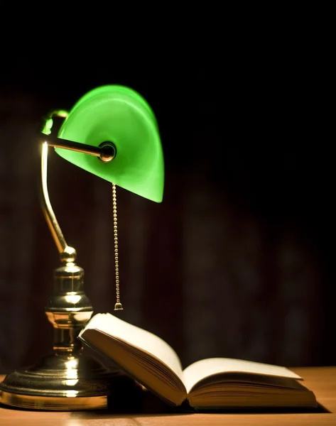 Lâmpada de mesa verde elétrica e livro — Fotografia de Stock