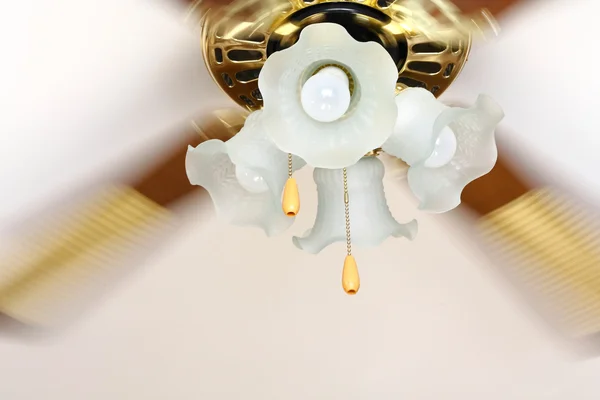 Ventilatore a soffitto con lampadario — Foto Stock