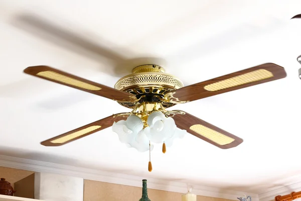 Ventilatore a soffitto con lampadario — Foto Stock
