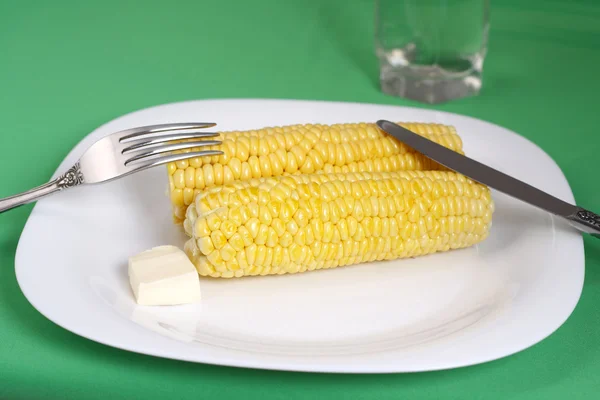 Gekookte maïskolf met boter — Stockfoto