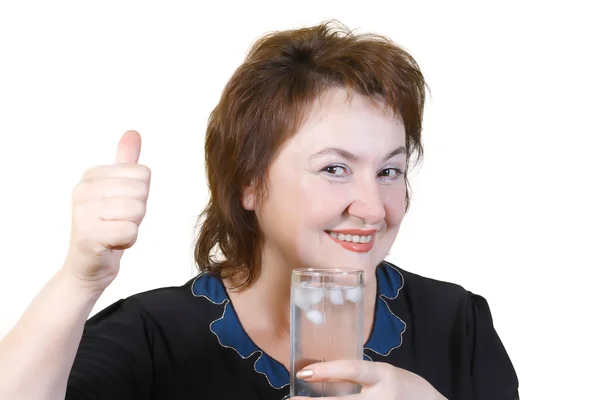 Eine ältere Frau hält ein Glas kaltes Wasser in der Hand — Stockfoto