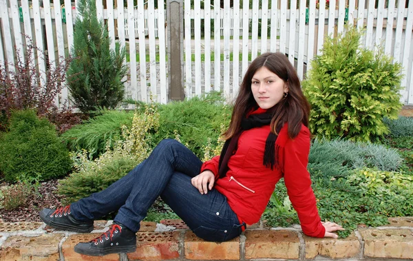 아름 다운 소녀는 잔디밭에 앉아 — 스톡 사진
