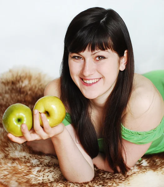 Iki elma olan kadın — Stok fotoğraf