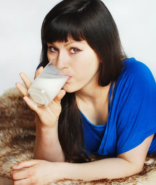 牛乳を飲む女性 — ストック写真