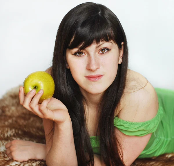 Elmalı genç kadın. — Stok fotoğraf