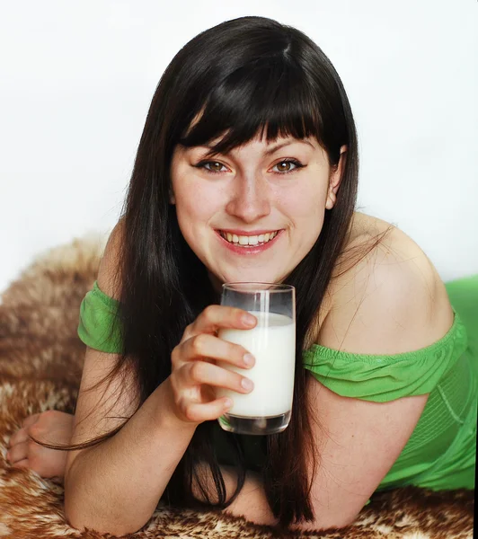 Süt ile genç kadın — Stok fotoğraf