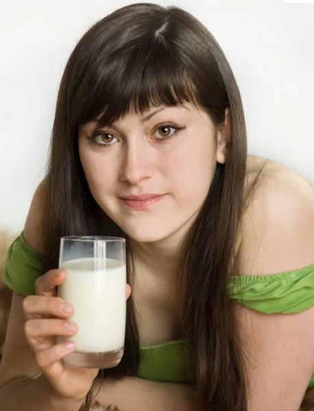 ミルクを持つ若い女 — ストック写真