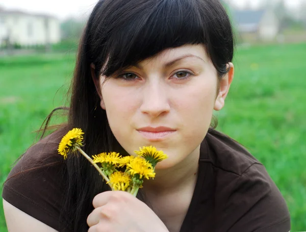Jeune femme avec des fleurs à l'extérieur — Photo