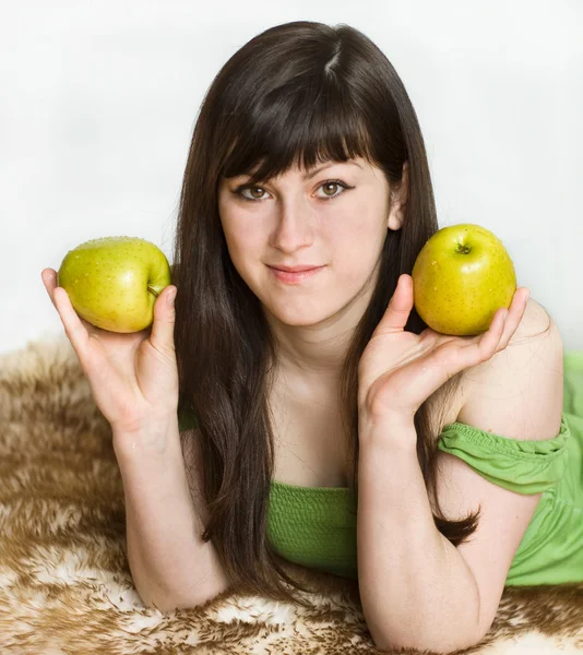 Mladá žena s jablky — Stock fotografie