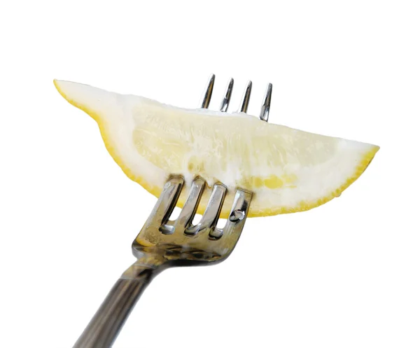 Лимон на вилке изолирован на белом — стоковое фото