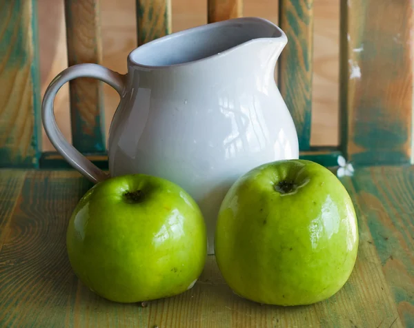 Äpfel und Krug — Stockfoto