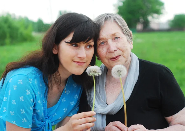 Счастливая бабушка и внучка — стоковое фото